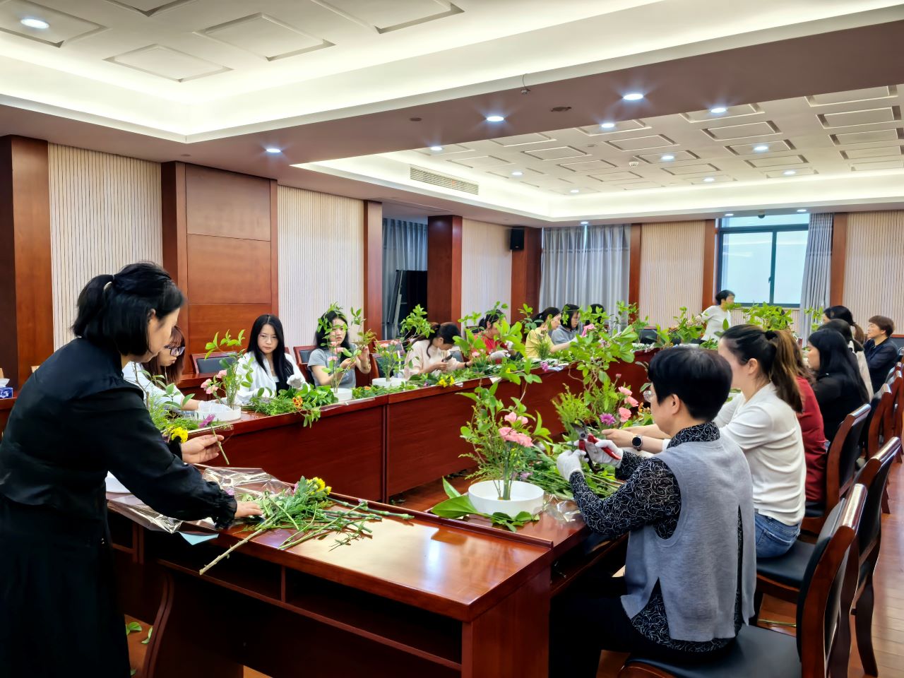 江蘇通用路橋開(kāi)展“花香悅她?感恩母親節(jié)”女職工插花